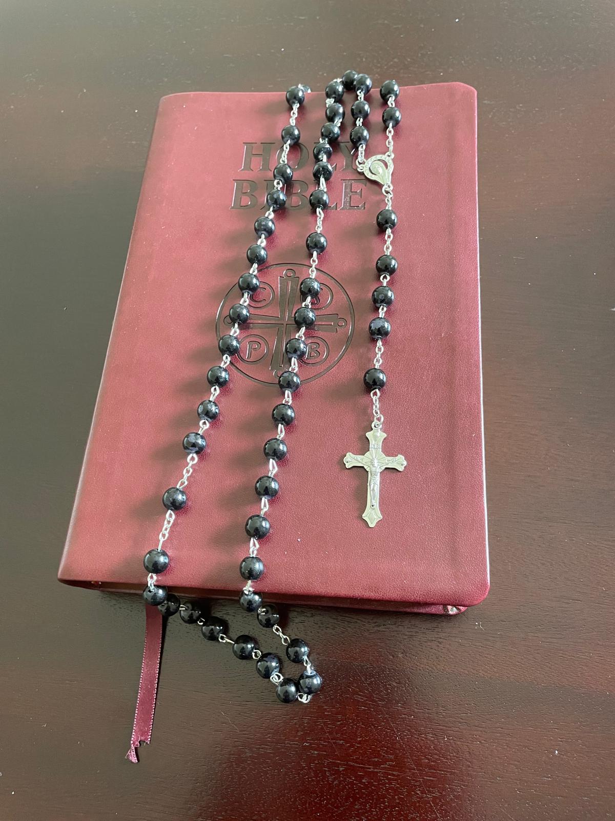 مسبحة مزينة بخرز من اللؤلؤ الصناعي - أسود