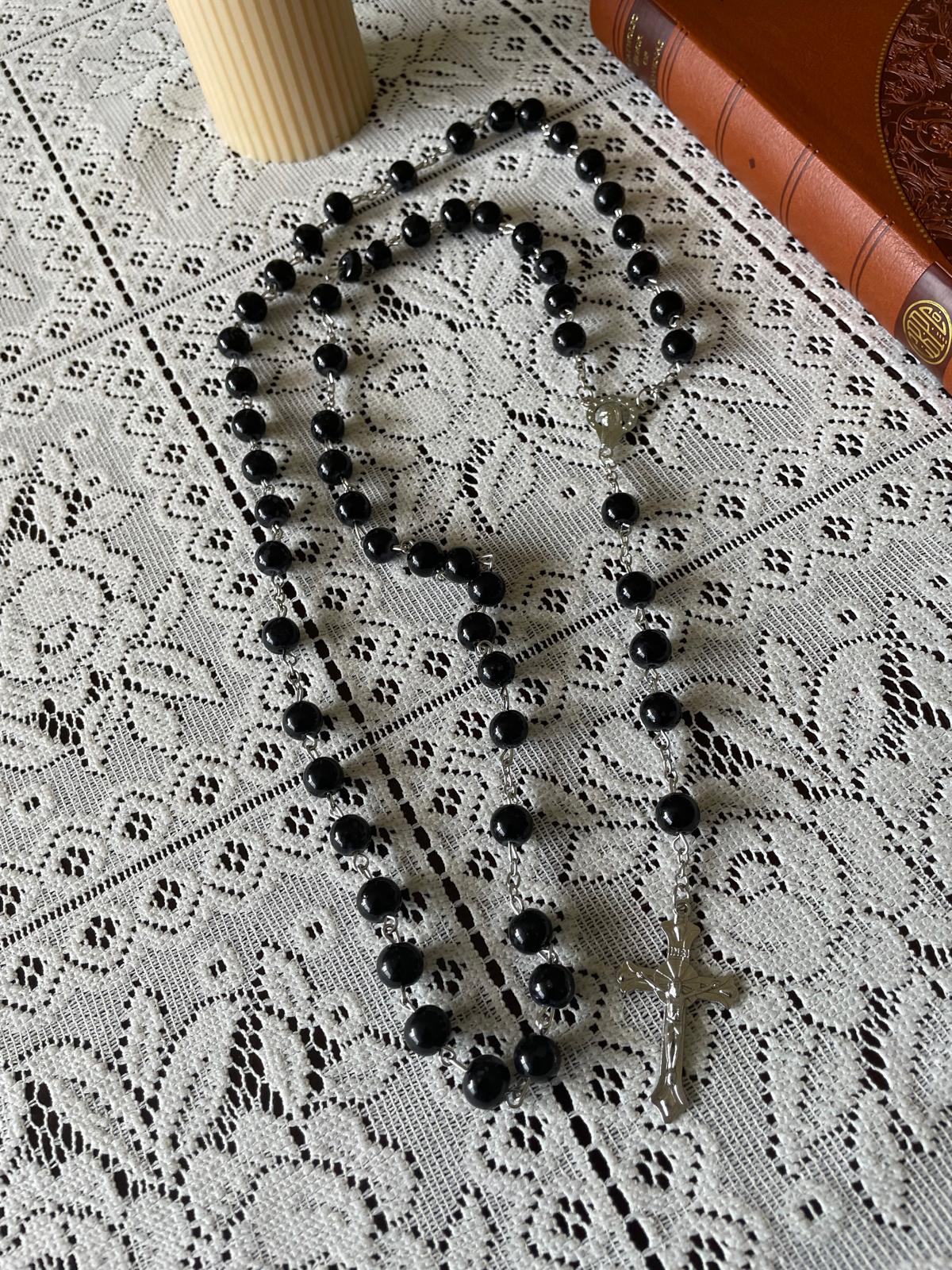 مسبحة مزينة بخرز من اللؤلؤ الصناعي - أسود