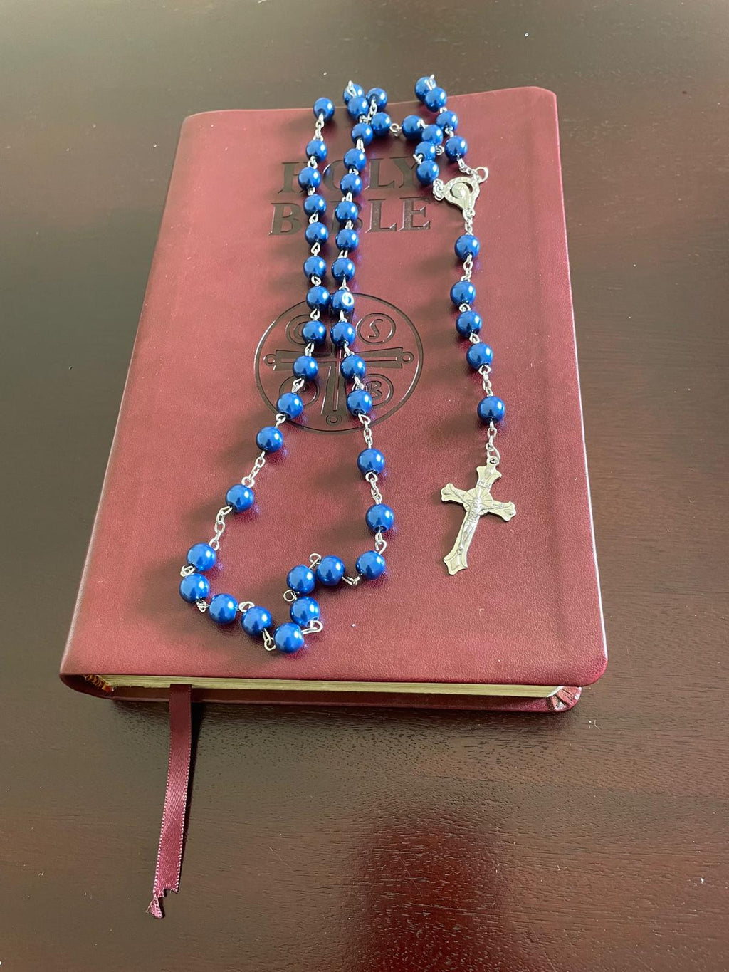 مسبحة مزينة بخرز من اللؤلؤ الصناعي - أزرق