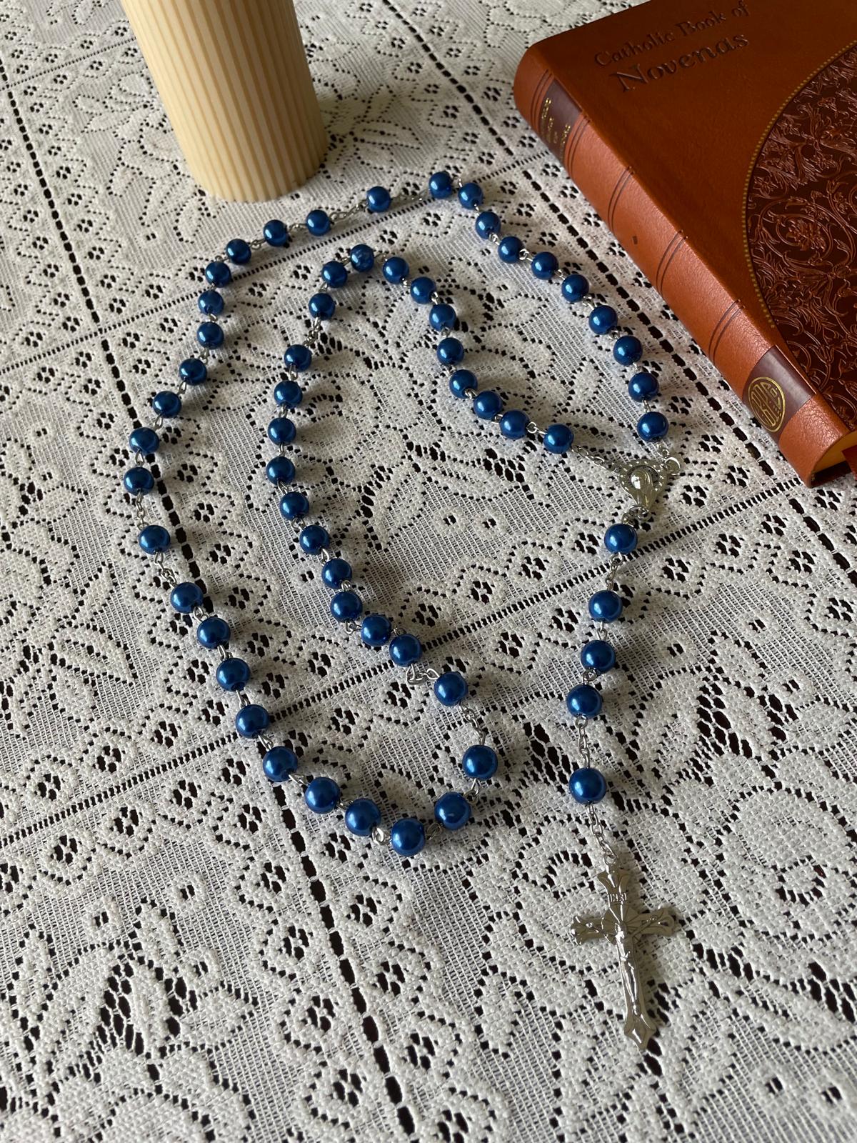 مسبحة مزينة بخرز من اللؤلؤ الصناعي - أزرق