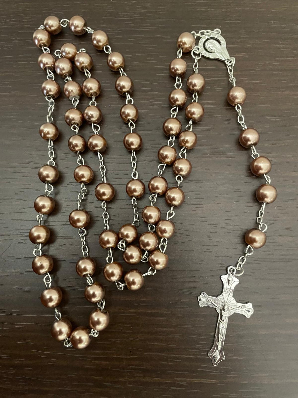 مسبحة مزينة بخرز من اللؤلؤ الصناعي - بني