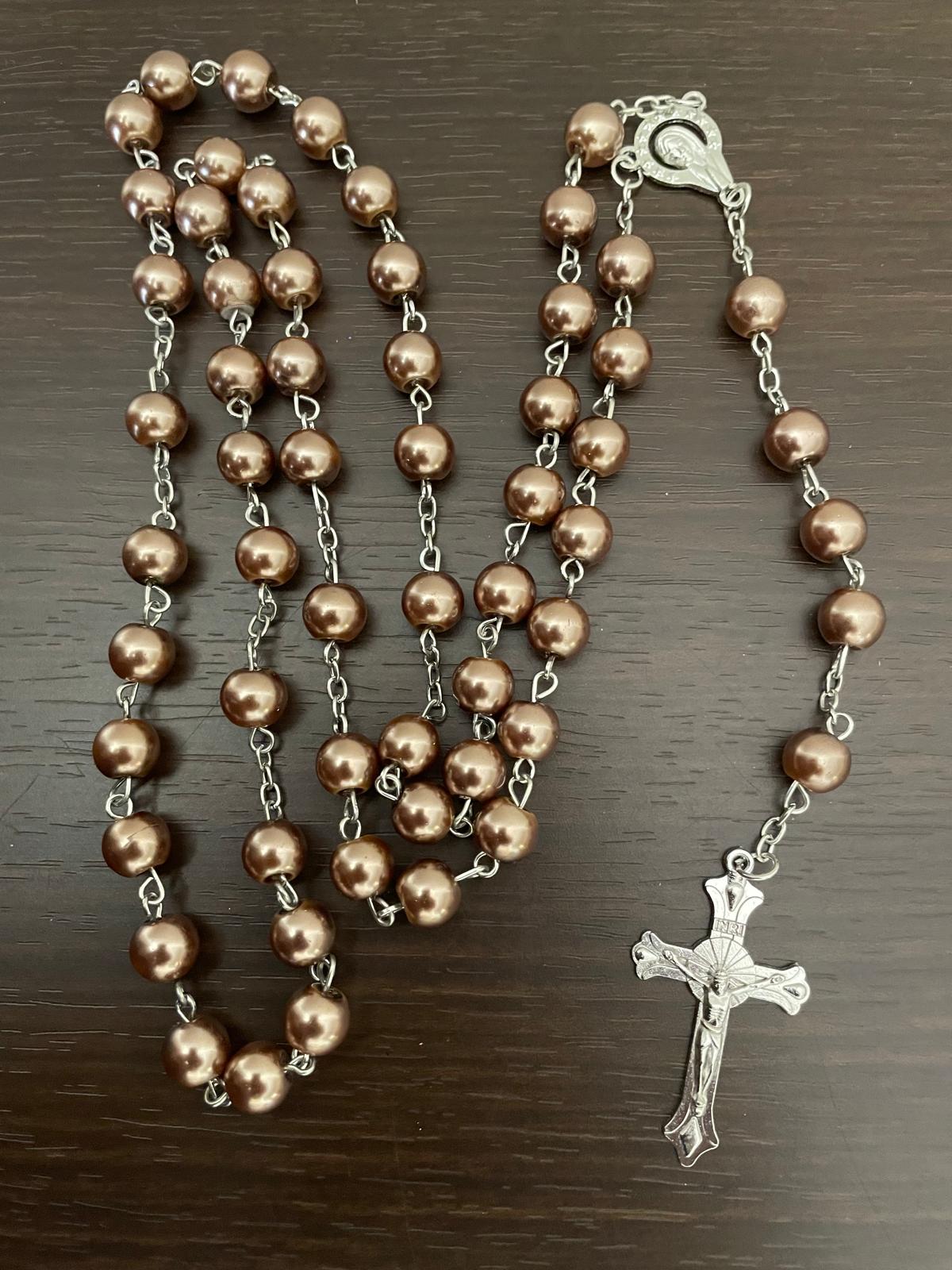 مسبحة مزينة بخرز من اللؤلؤ الصناعي - بني