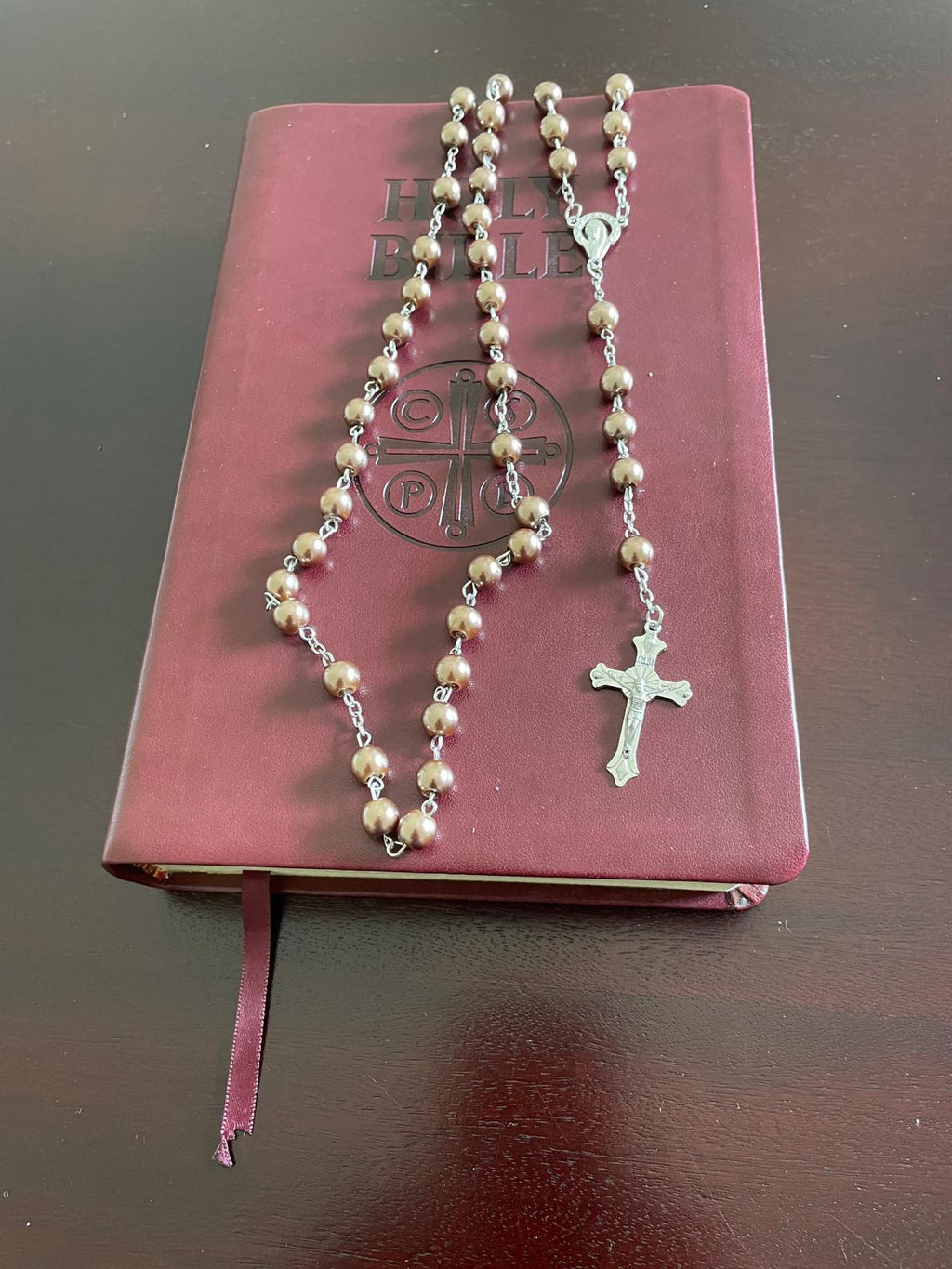 مسبحة مزينة بخرز من اللؤلؤ الصناعي - بني