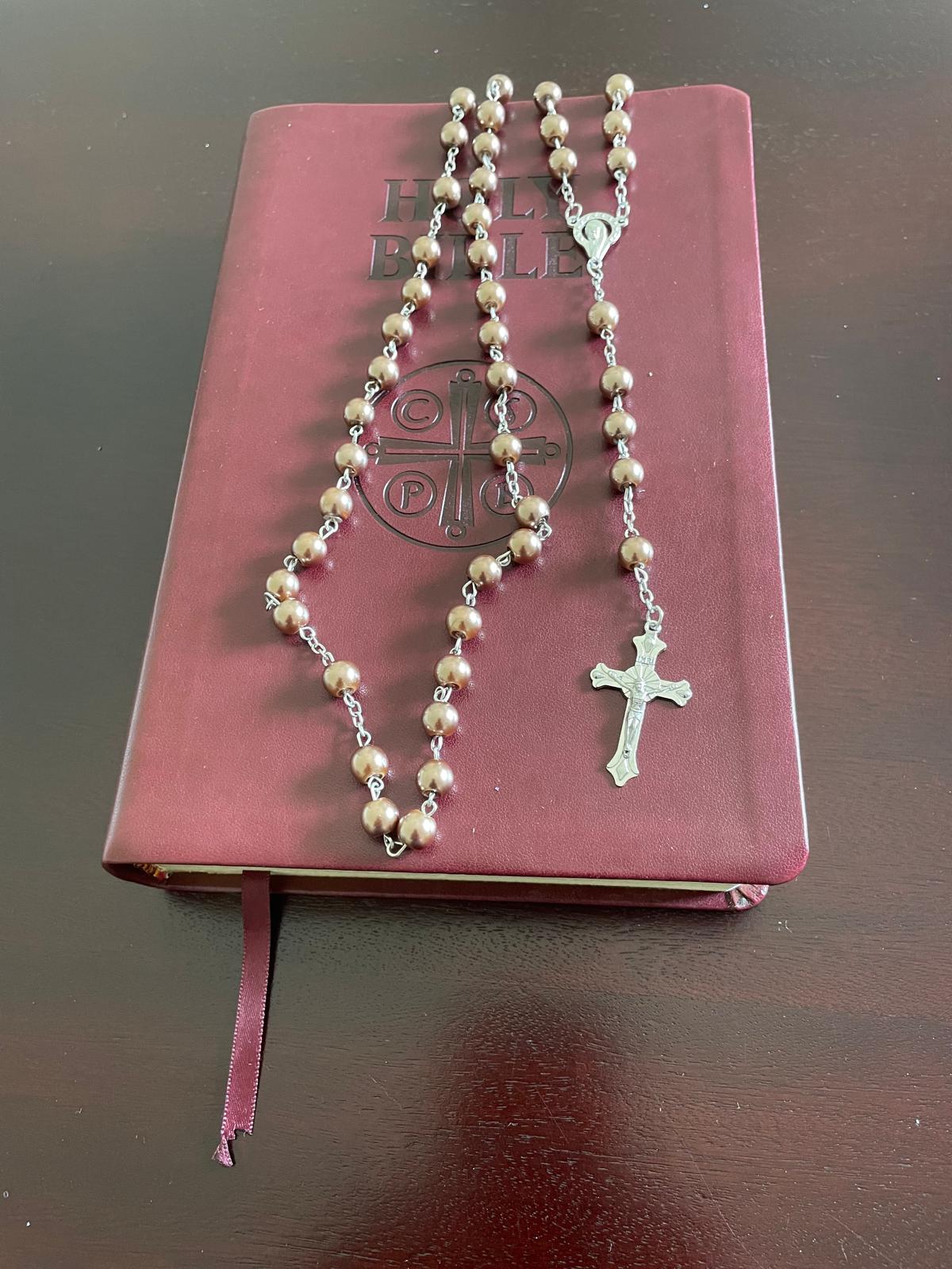 مسبحة مزينة بخرز من اللؤلؤ الصناعي - بني