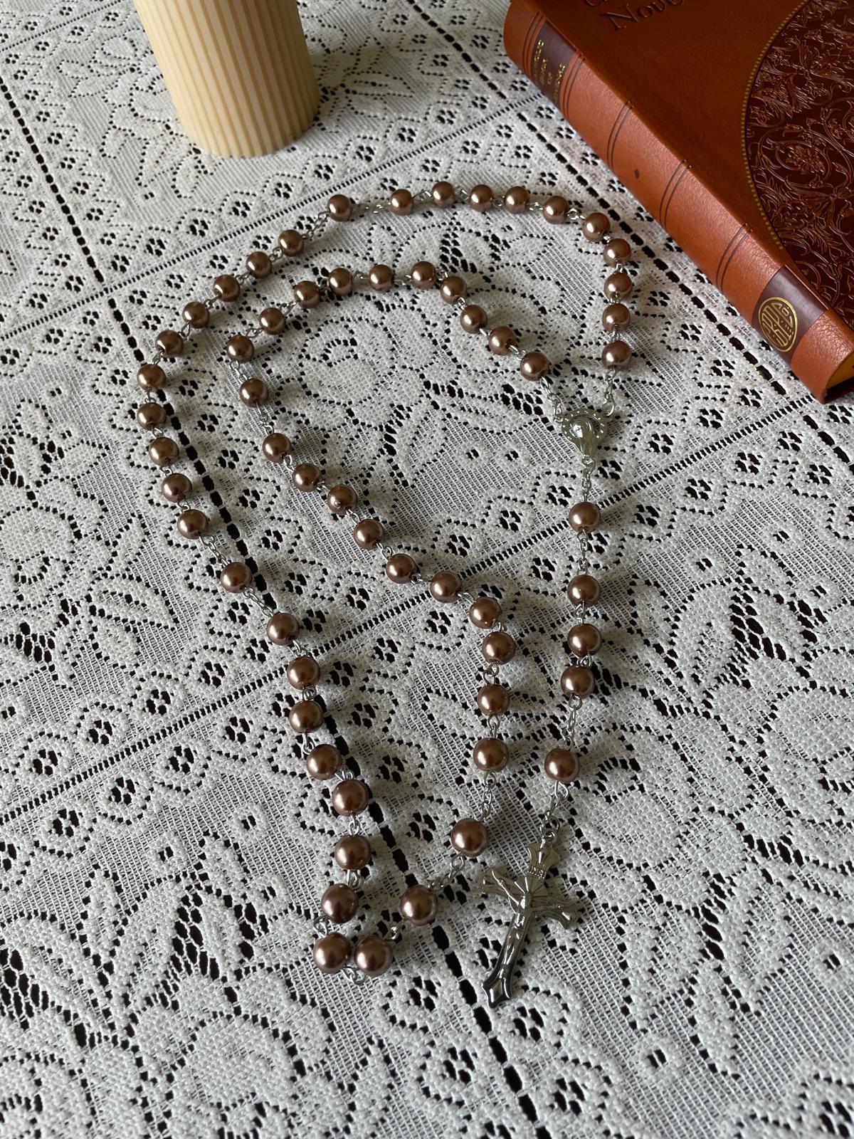 مسبحة مزينة بخرز من اللؤلؤ الصناعي - بني