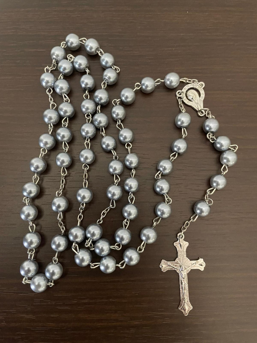 مسبحة مزينة بخرز من اللؤلؤ الصناعي - رمادي