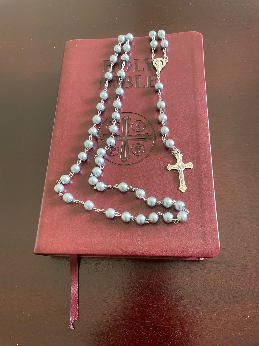 مسبحة مزينة بخرز من اللؤلؤ الصناعي - رمادي