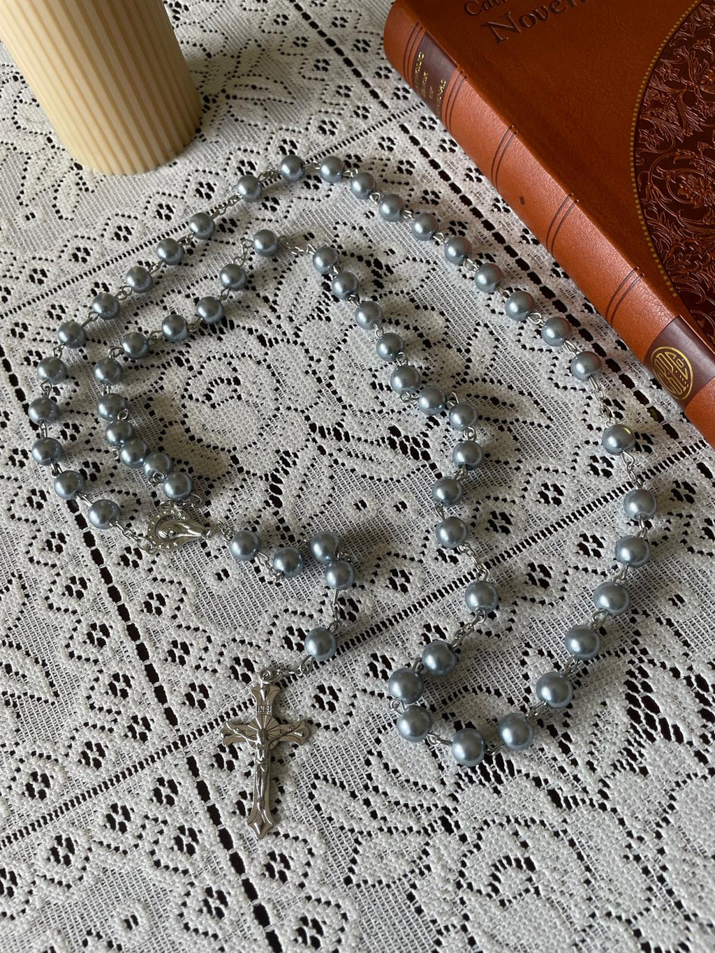 مسبحة مزينة بخرز من اللؤلؤ الصناعي - رمادي