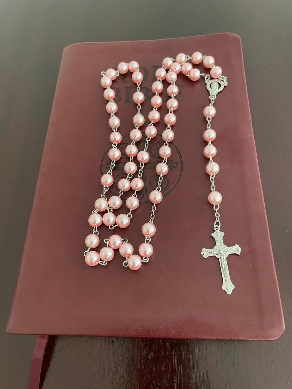 مسبحة مزينة بخرز من اللؤلؤ الصناعي - وردي