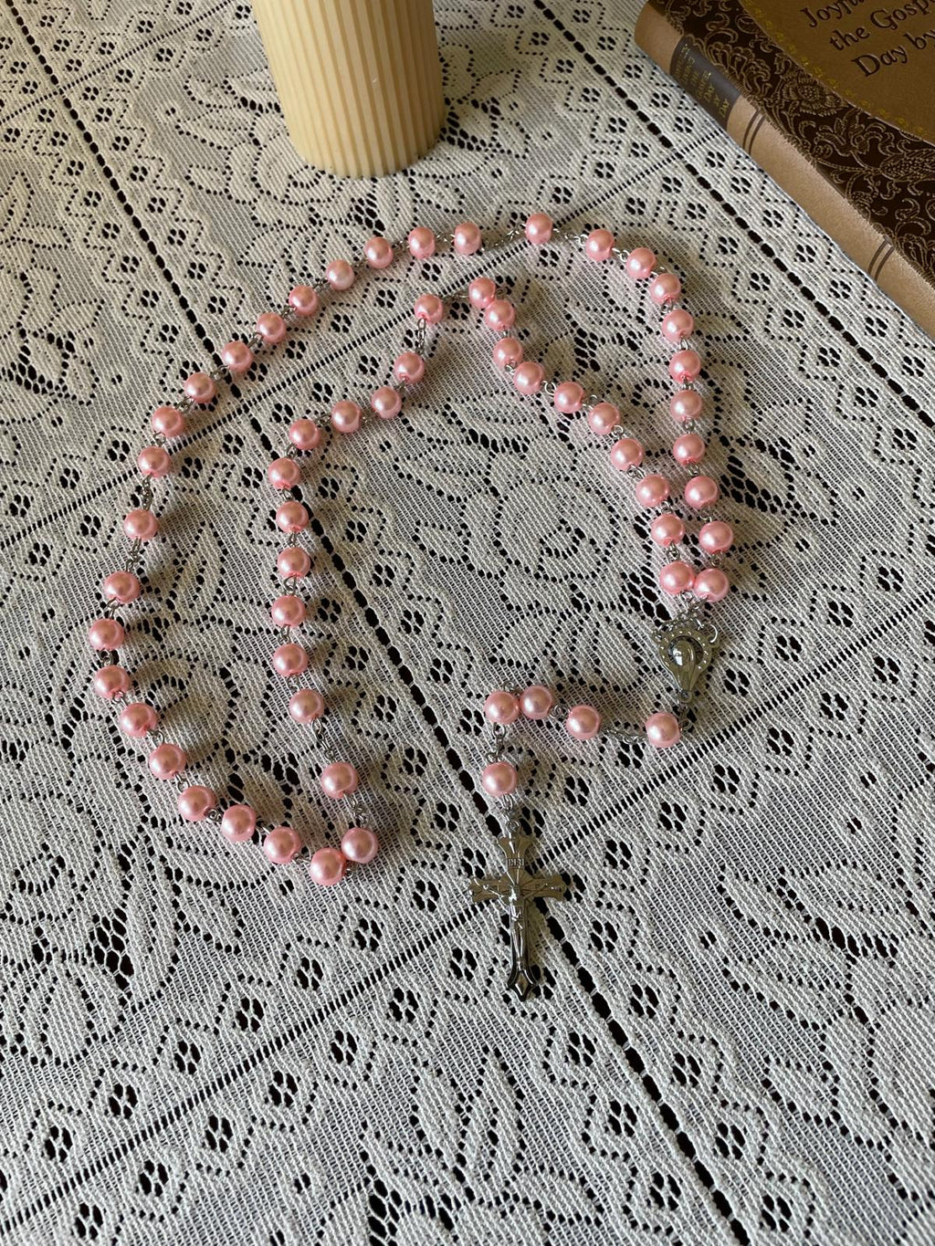 مسبحة مزينة بخرز من اللؤلؤ الصناعي - وردي