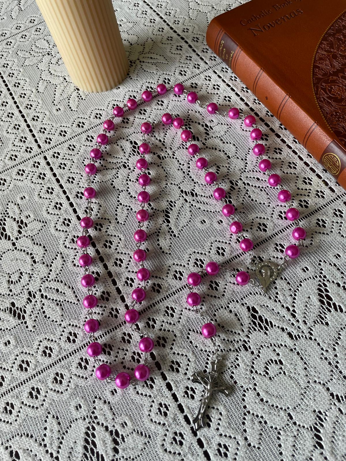 مسبحة مزينة بخرز من اللؤلؤ الصناعي - لون البرقوق