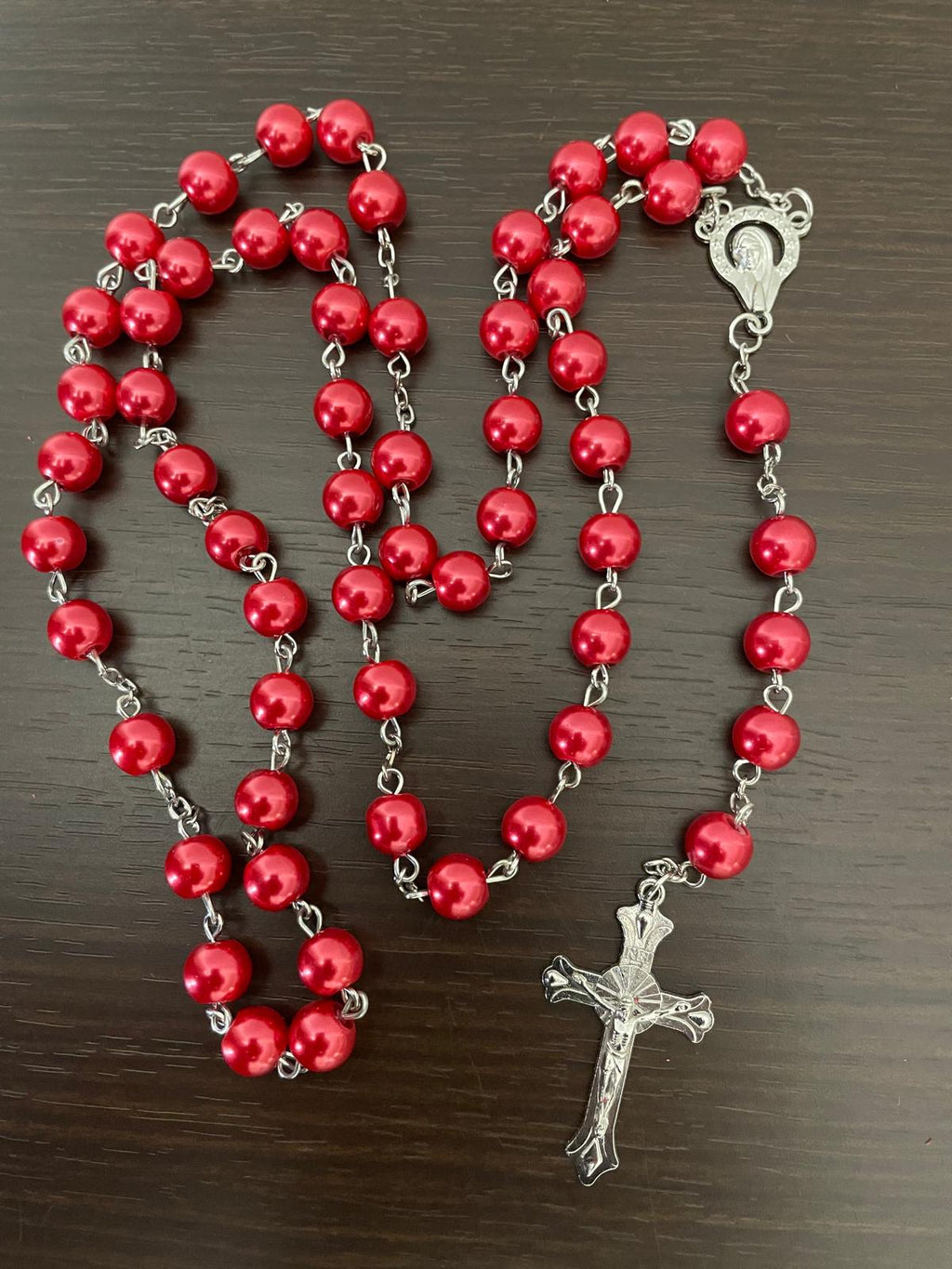 مسبحة مزينة بخرز من اللؤلؤ الصناعي - أحمر