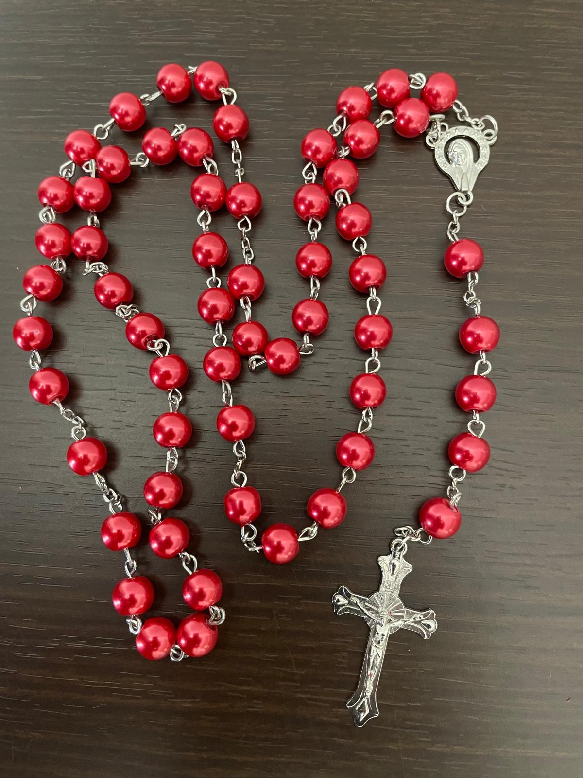 مسبحة مزينة بخرز من اللؤلؤ الصناعي - أحمر