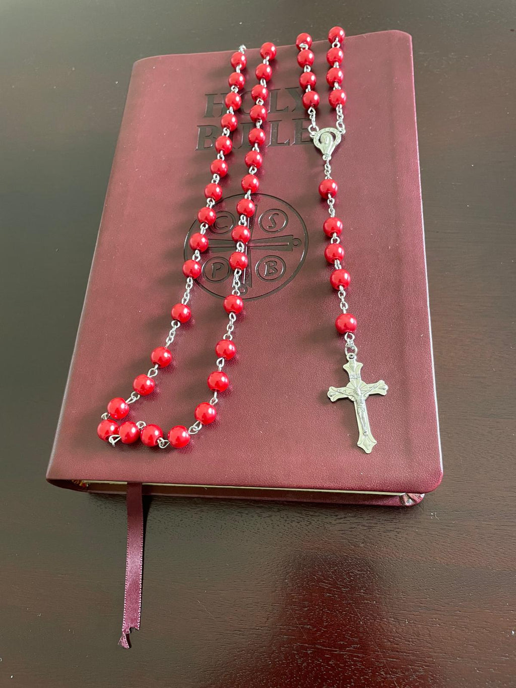 مسبحة مزينة بخرز من اللؤلؤ الصناعي - أحمر