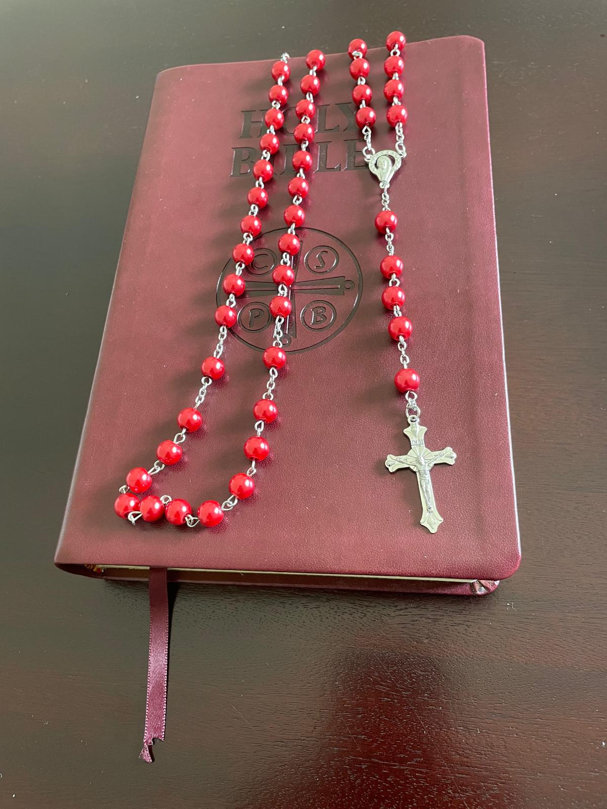 مسبحة مزينة بخرز من اللؤلؤ الصناعي - أحمر