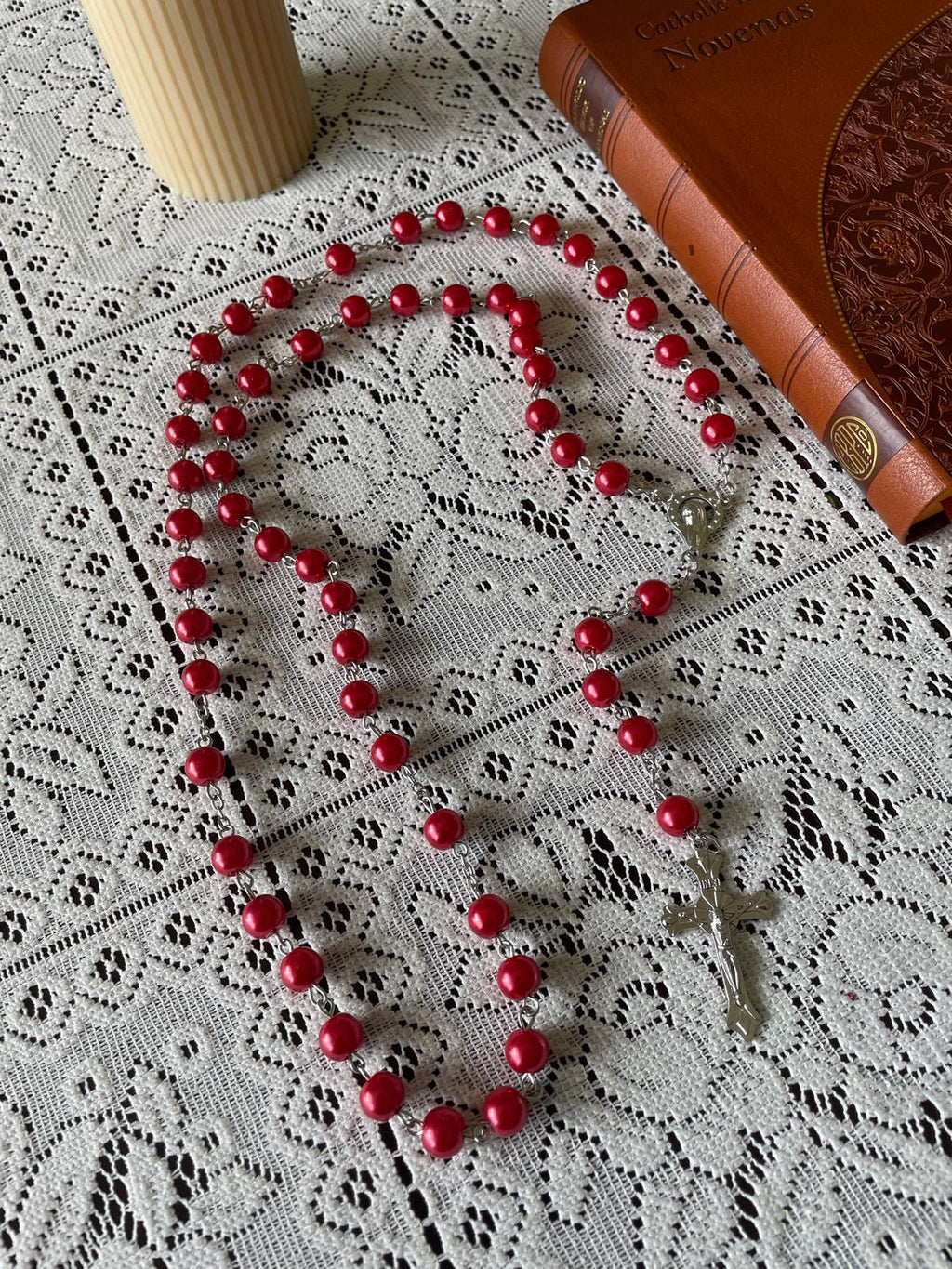 مسبحة مزينة بخرز من اللؤلؤ الصناعي - أحمر