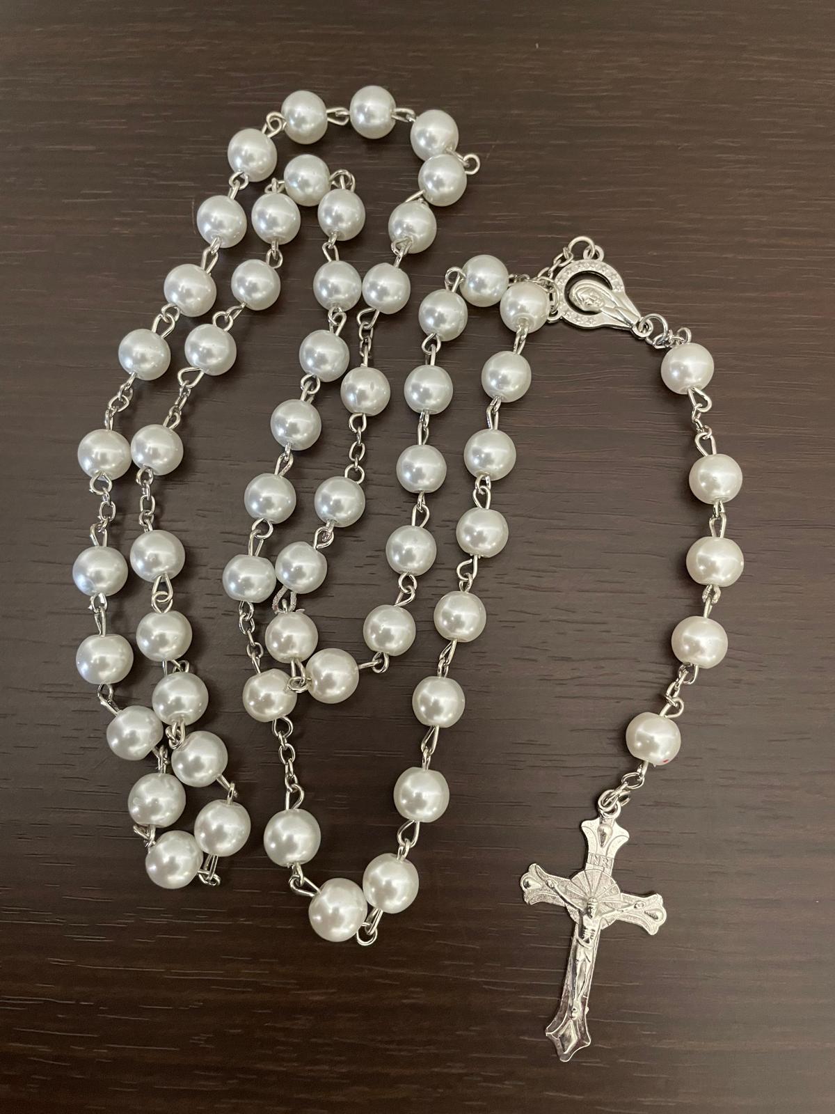 مسبحة مزينة بخرز من اللؤلؤ الصناعي - أبيض