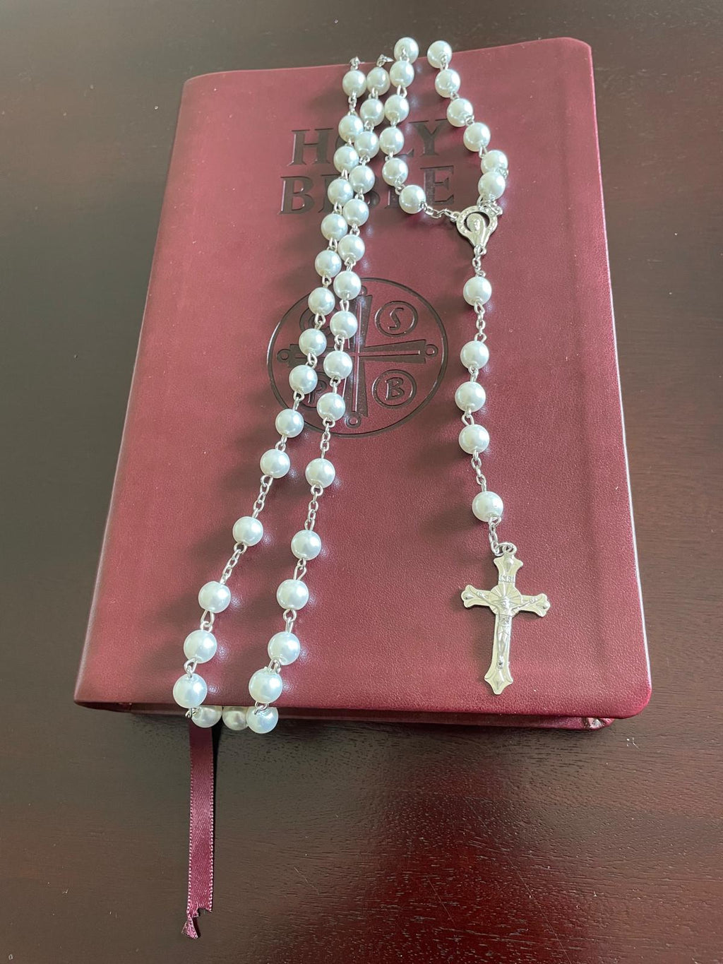 مسبحة مزينة بخرز من اللؤلؤ الصناعي - أبيض