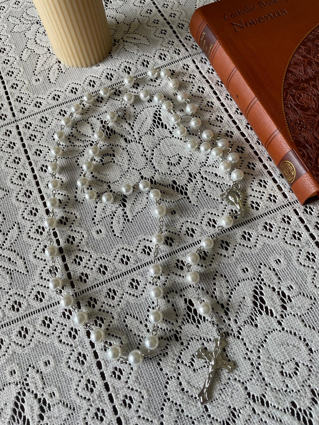 مسبحة مزينة بخرز من اللؤلؤ الصناعي - أبيض