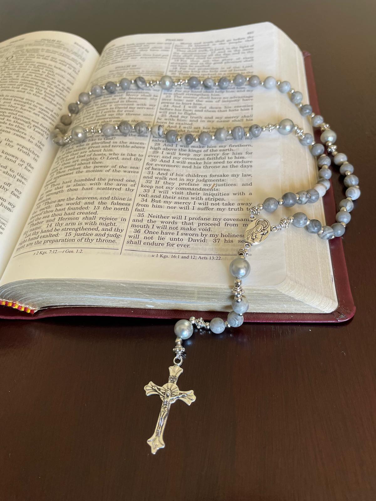 مسبحة من الخرز المصنوع من الحجر الطبيعي - حجر الخريطة