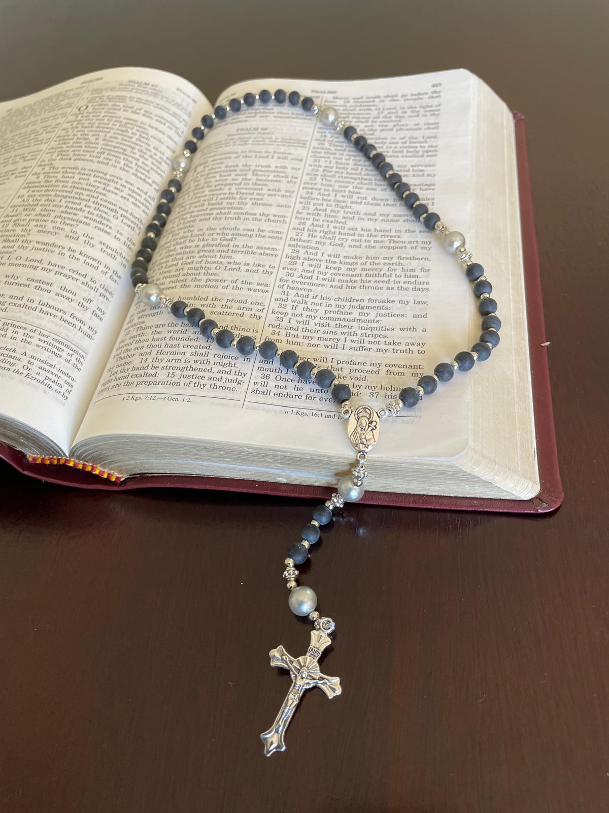 مسبحة من الخرز المصنوع من الحجر الطبيعي - زجاج أسود غير لامع