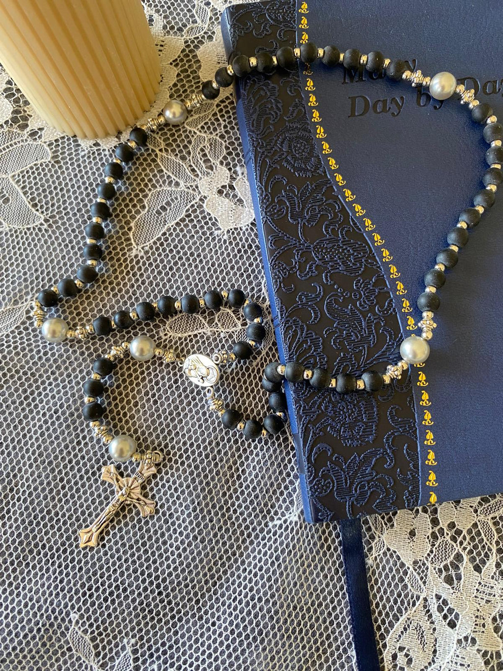 Rosaryo na may Beaded na Gawa sa Natural na Bato - Itim na Salamin na Matte