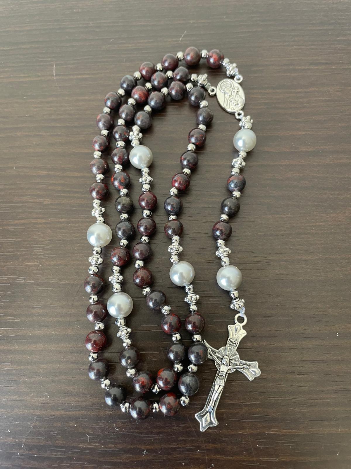 مسبحة من الخرز المصنوع من الحجر الطبيعي - حجر أحمر