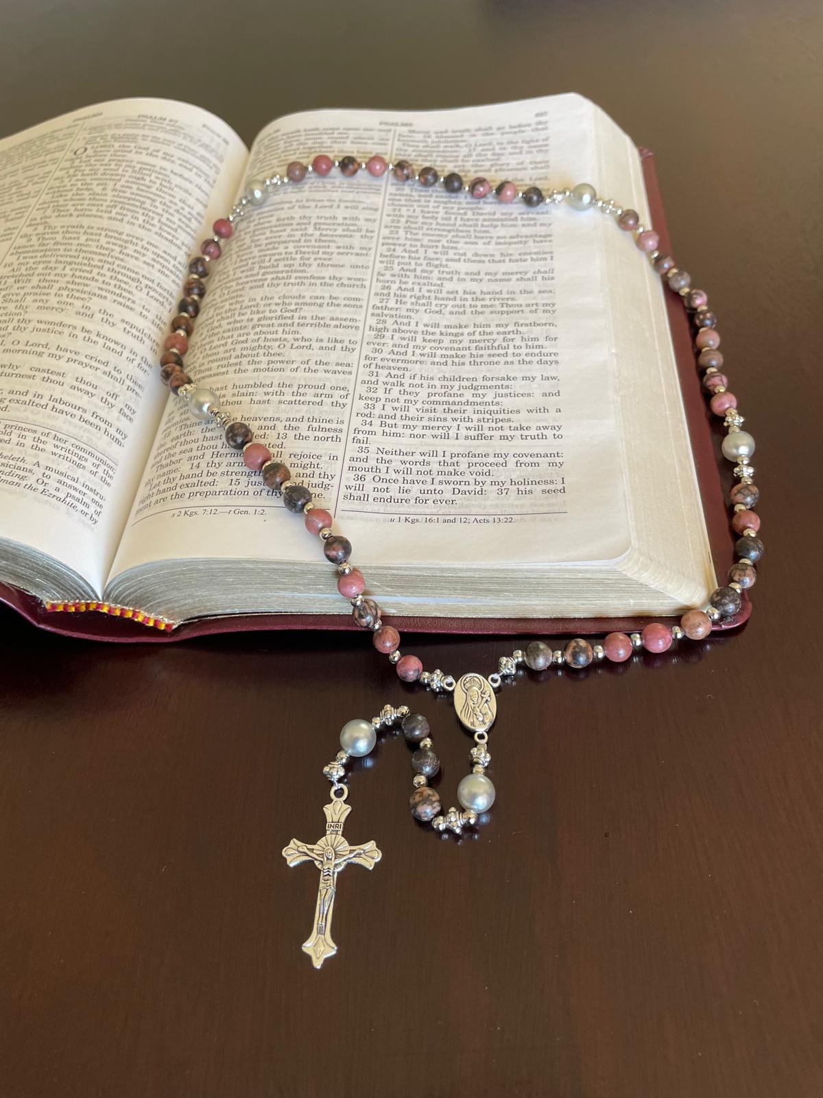 مسبحة من الخرز المصنوع من الحجر الطبيعي - رودوكروزيت