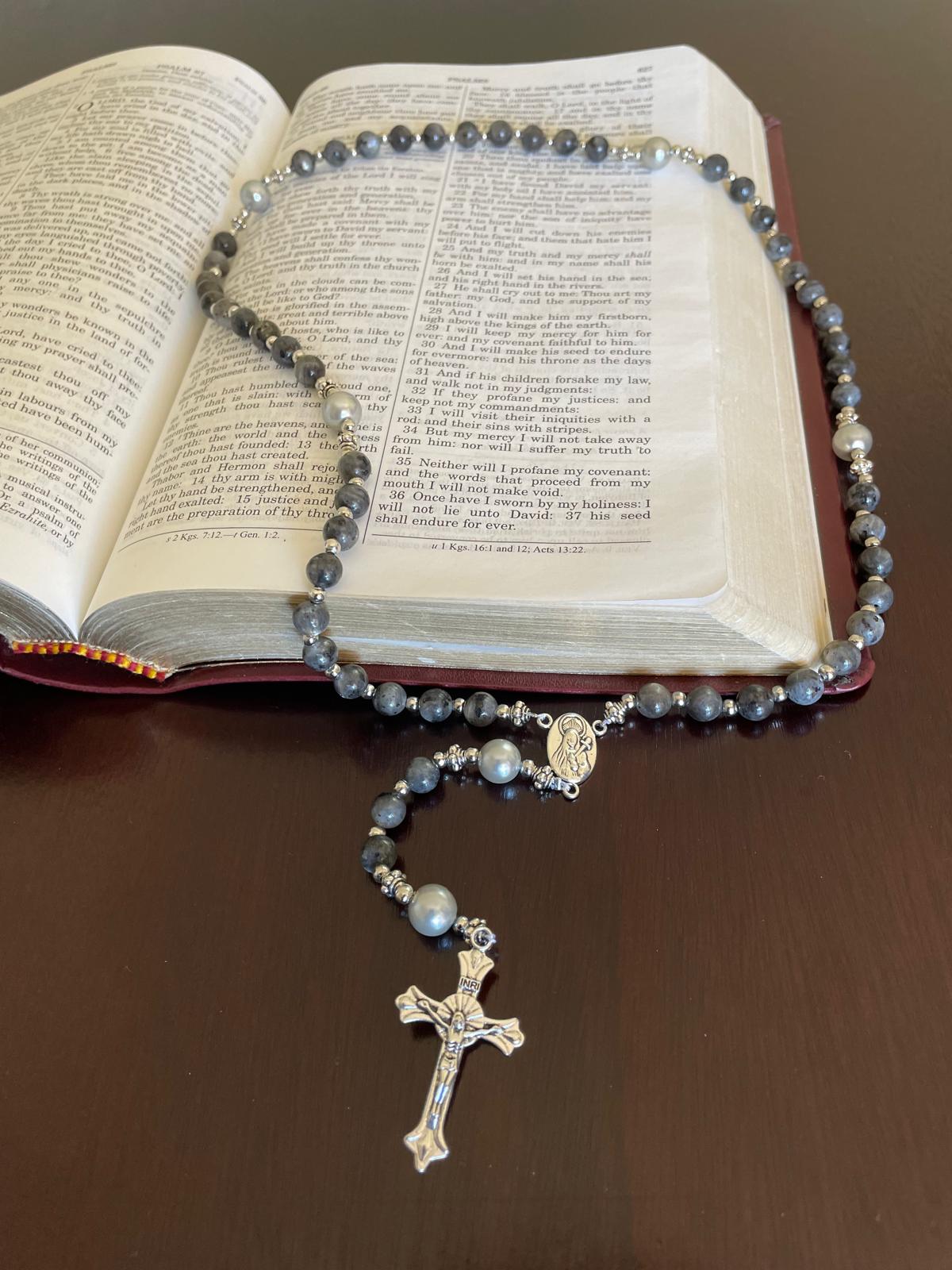 مسبحة من الخرز المصنوع من الحجر الطبيعي - سبكتروليت