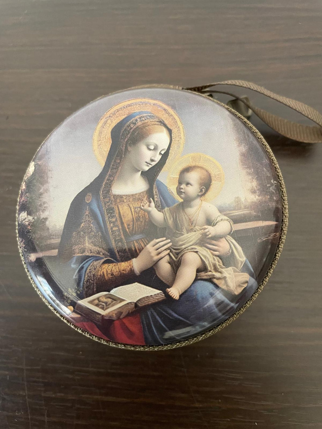 حقيبة مستديرة عليها صورة مريم العذراء والطفل يسوع