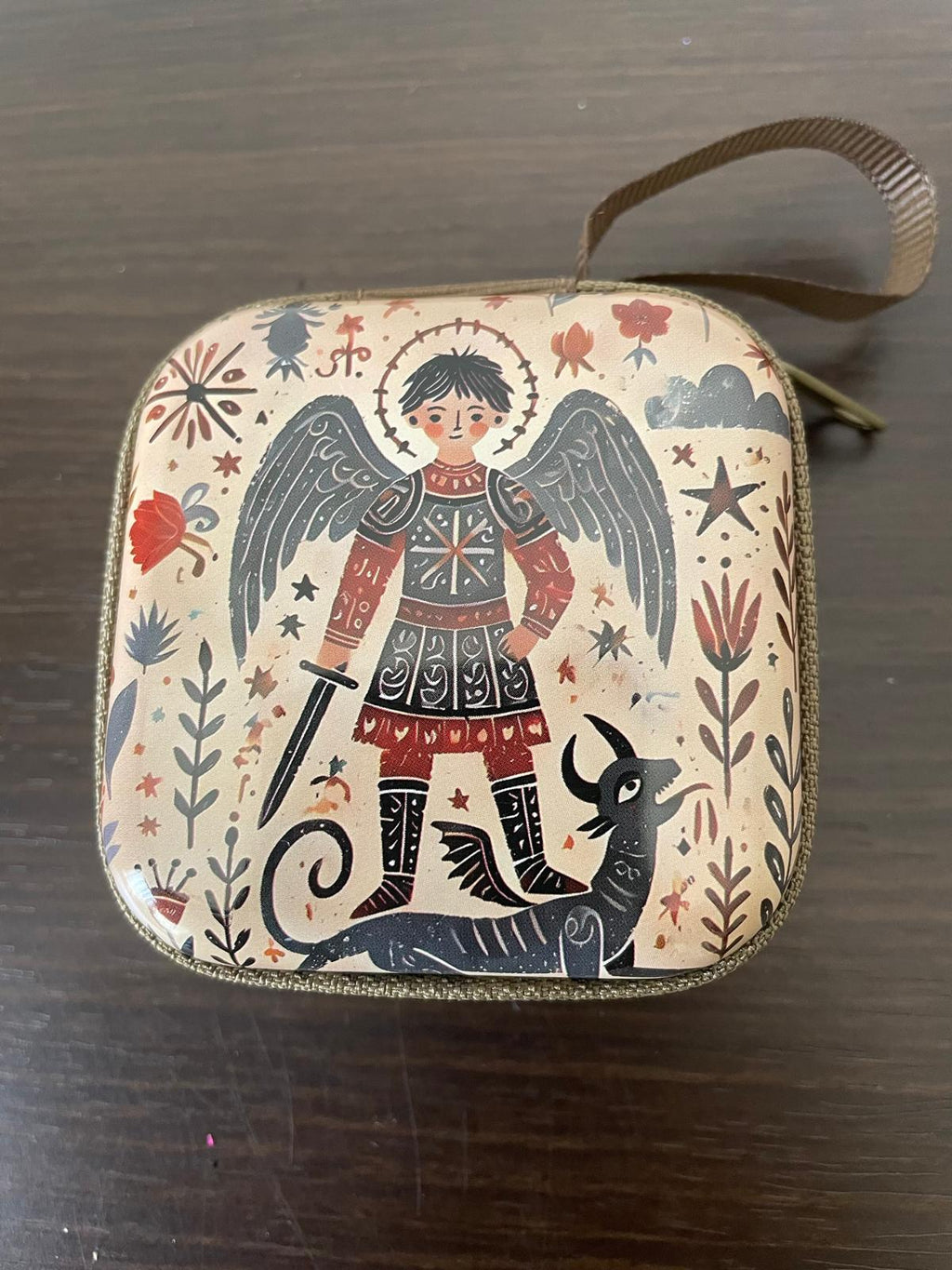 حقيبة مربعة الشكل، القديس ميخائيل رئيس الملائكة